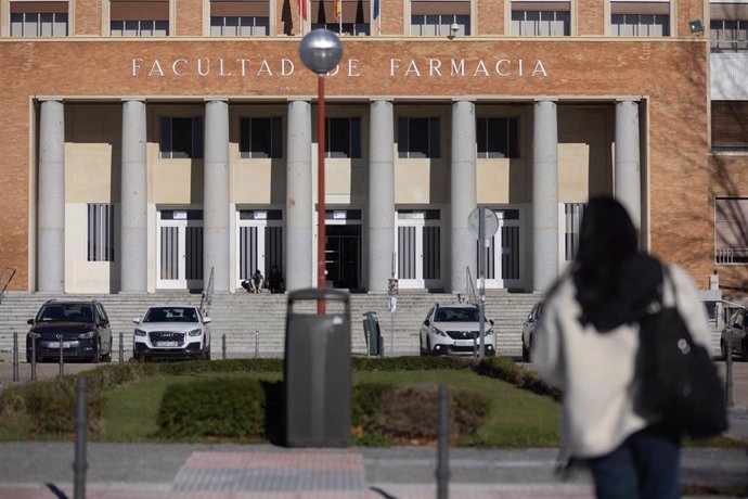 Archivo - Una persona camina junto a la Facultad de Farmacia, en la Universidad Complutense de Madrid, a 15 de diciembre de 2023, en Madrid (España). El 26% de las universidades considera que su nivel de transformación digital es "deficiente y con amplio 