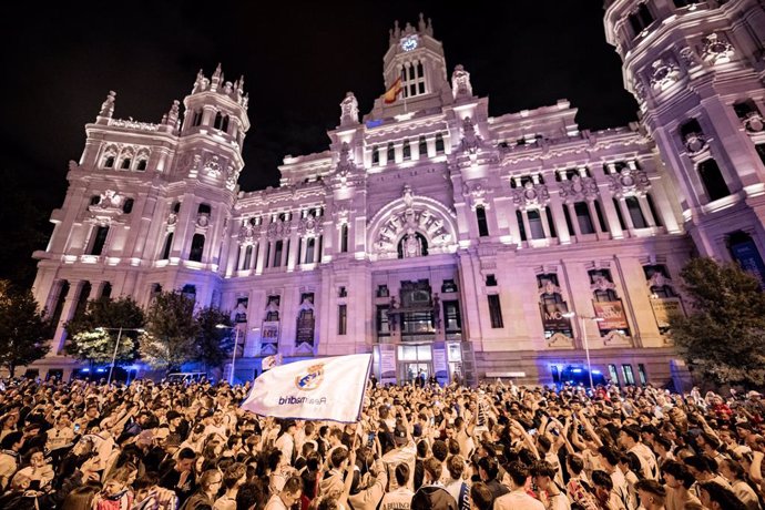 Cientos de personas celebran que el Real Madrid ha ganado la Liga 2023-2024, en la Plaza de Cibeles, a 4 de mayo de 2024, en Madrid (España). Tras la victoria del equipo madrileño sobre el Cádiz, y la derrota del FC Barcelona ante el Girona, el Real Madri