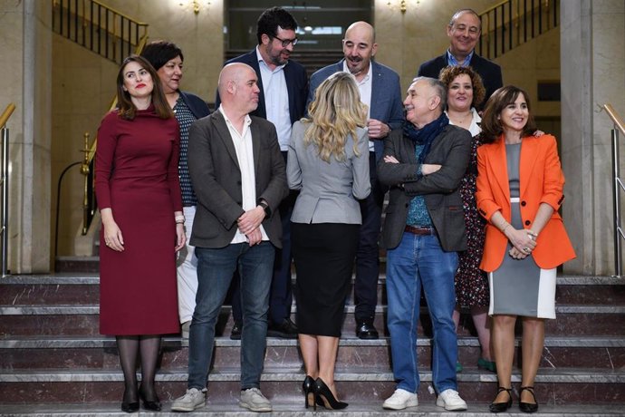 Foto de familia de los asistentes a la firma de un acuerdo de diálogo social con UGT y CCOO, en la sede del Ministerio, a 8 de mayo de 2024, en Madrid (España). Yolanda Díaz ha firmado este acuerdo de diálogo social de mejora de la protección asistencial 