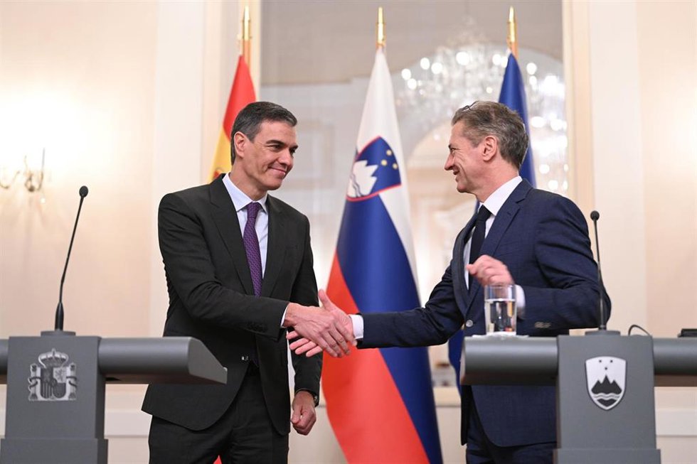 El presidente del Gobierno, Pedro Sánchez (i), y el primer ministro de Eslovenia, Robert Golob (d), durante una rueda de prensa
