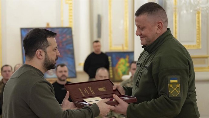 Archivo - February 9, 2024, Kiev, Ukraine: Ukrainian President Volodymyr Zelenskyy, left, the Hero of Ukraine Gold Star medal to former Commander of the Armed Forces Valerii Zaluzhnyi, right, during a ceremony at the White Hall of Heroes of the Mariinsk