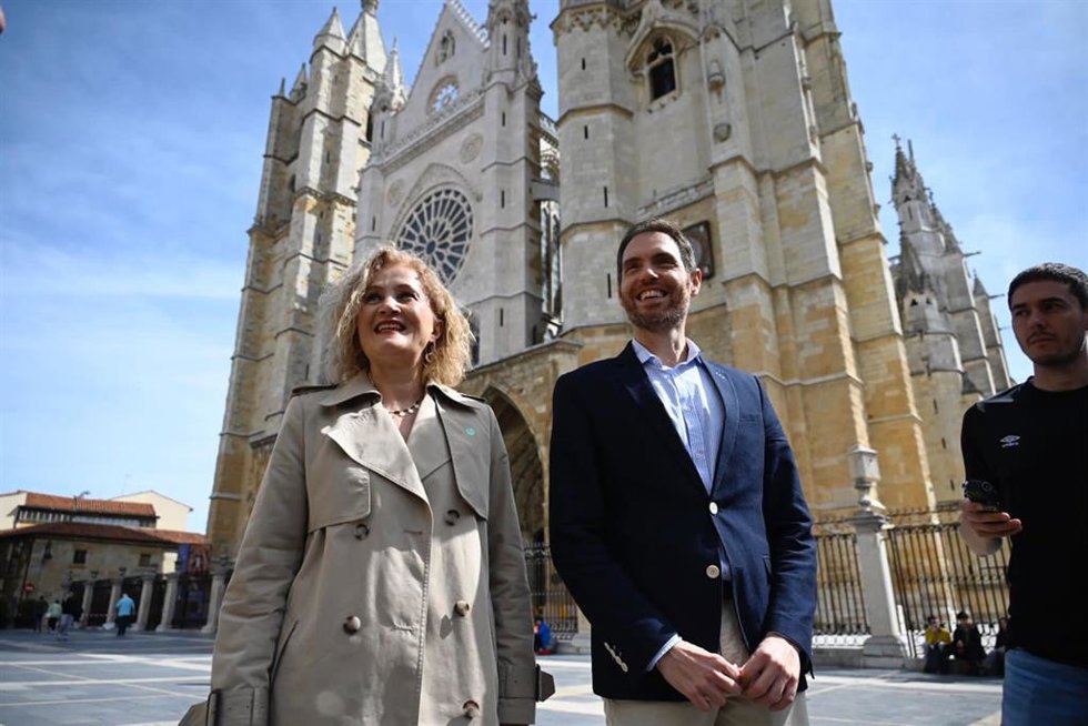 La diputada por León Silvia Franco y por el portavoz adjunto y diputado por Navarra Sergio Sayas en la presentación de la PNL.
