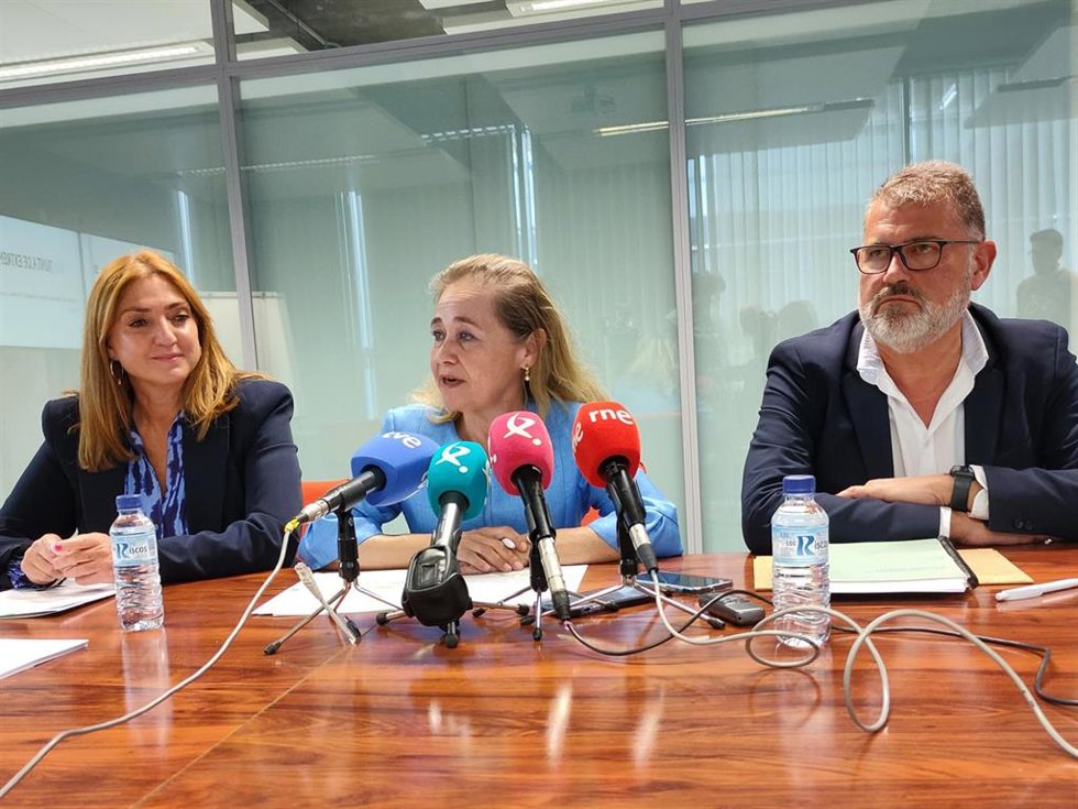 La consejera de Educación, Mercedes Vaquera, junto a la secretaria general de Educación, Pilar Pérez, y el director general de Personal Docente, David Moreno Rego.