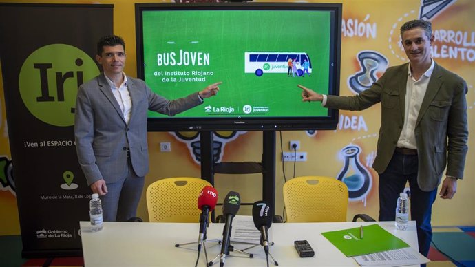 El director general de Deporte y Juventud, Diego Azcona, y el director del Instituto Riojano de la Juventud (IRJ), Juan Diego Alcaide, han ofrecido los detalles de la puesta marcha del Bus Joven