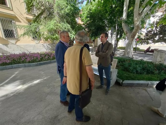Toni Valero (1d) conversa con miembros de IU en la provincia de Jaén.