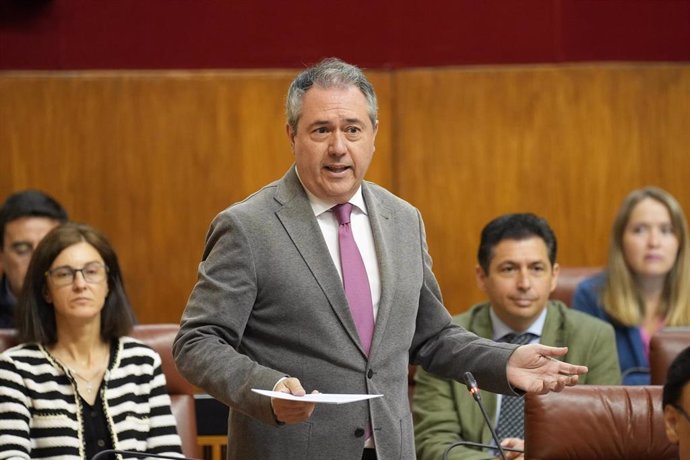 El secretario general del PSOE-A, Juan Espadas, en el Pleno del Parlamento andaluz. (Foto de archivo).