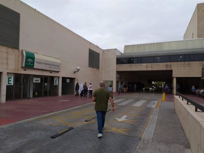 Uno de los accesos al Hospital Universitario Reina Sofía de Córdoba, donde está ingresada la mujer apuñalada.