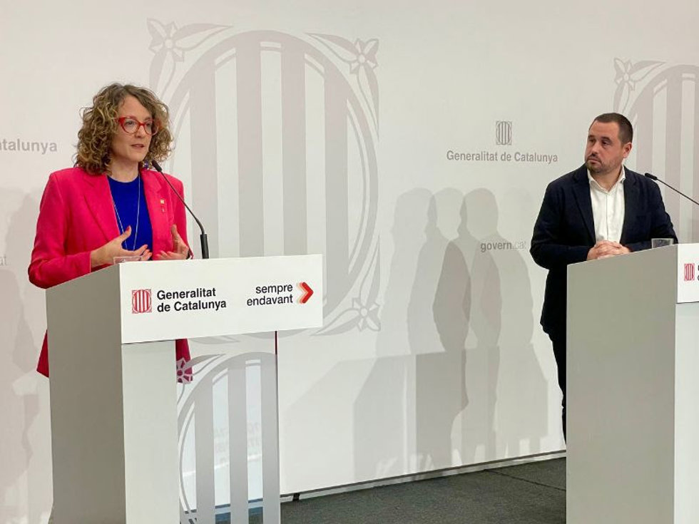 La consellera Tnia Verge y el director general de Políticas Públicas LGBTI+, Xavier Florensa, en rueda de prensa este jueves
