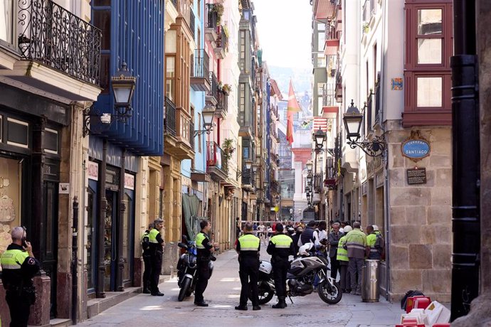 Agentes de Policía Municipal en las inmediaciones donde ha tenido lugar el derrumbe del inmueble en la calle Tendería del Casco Viejo de Bilbao.