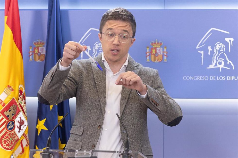 El líder de Más País, Iñigo Errejón, durante una rueda de prensa posterior a la Junta de Portavoces, en el Congreso de los Diputados, a 23 de abril de 2024, en Madrid (España).