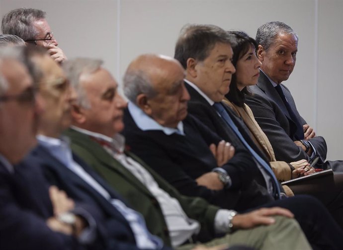 Archivo - El expresidente de la Generalitat valenciana y exministro Eduardo Zaplana (1d) durante el juicio por Erial