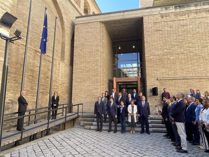 Las Cortes de Aragón han conmemorado el 74 aniversario de la Declaración Schuman con el izado de la bandera de la UE en el Patio de San Martín del Palacio de La Aljafería.