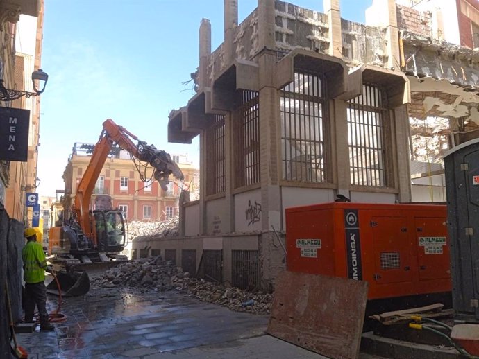 Demolición del antiguo edificio de Correos en Almería.