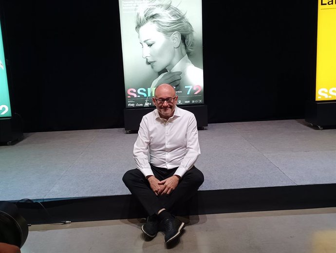 El director del Festival de San Sebastián, José Luis Rebordinos, junto al cartel oficial de la 72 edición