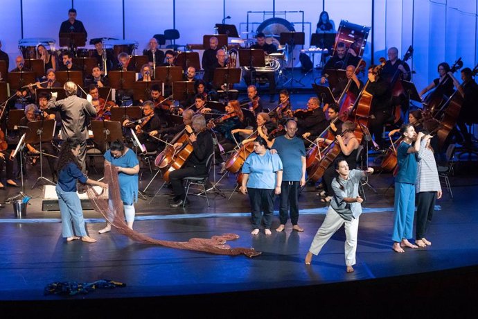 Más de 2.500 escolares participan en los dos conciertos escolares que ofrece la Sinfónica de Tenerife de su espectáculo 'Abemón: cuando el agua suena', una idea original de Ana Hernández Sanchiz con la dirección musical de Ignacio García Vidal