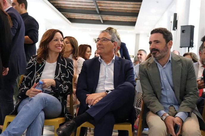 La presidenta del PP de Málaga y delegada de la Junta en la provincia, Patricia Navarro; el vicepresidente del partido y presidente de la Diputación provincial, Francisco Salado; y el secretario general del PP malagueño, José Ramón Carmona.