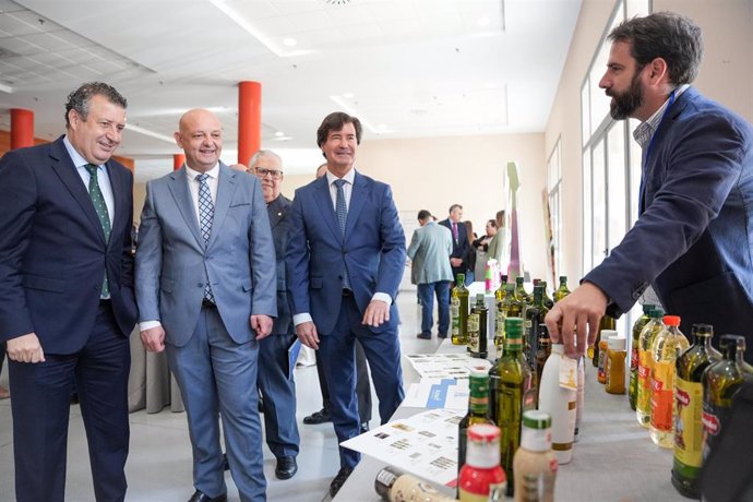 El presidente de la Diputación, Javier Fernández  junto al alcalde de Dos Hermanas, Francisco Rodríguez, y el presidente de la CES, Miguel Rus, en la inauguración del VII Congreso Feicase.