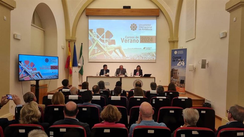 El vicerrector de Formación Permanente y Cultura de la UNIA, Manuel Acosta; la directora de secretariado de Formación Continua de la UJA, M Carmen Pegalajar, y el director de la Sede Antonio Machado, José Manuel Castro,  presentan los Cursos de Verano