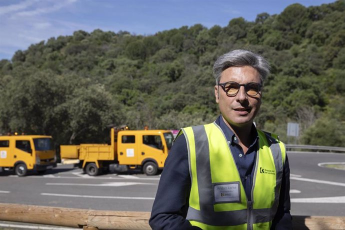 Lorite visita el inicio del desbroce y poda de las márgenes de las carreteras de la sierra de Córdoba.