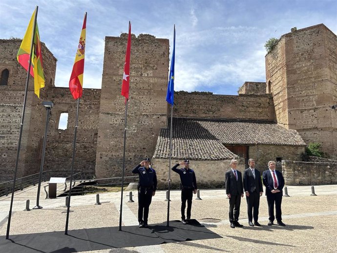 La Comunidad de Madrid conmemora el Día de Europa con una ceremonia de izado de la bandera de la Unión Europea, que representa a los 27 estados miembros, en la Plaza del Castillo, en Buitrago del Lozoya.