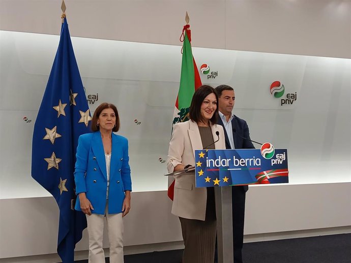 La candidata del PNV a las elecciones europeas Oihane Agirregoitia, junto a la europarlamentaria Izaskun Bilbao y el candidato a lehendakari, Imanol Pradales.