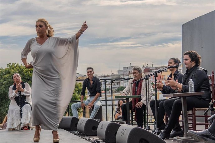 Archivo - La cantaora Esperanza Fernández, durante una actuación en el Muelle de la Sal.  