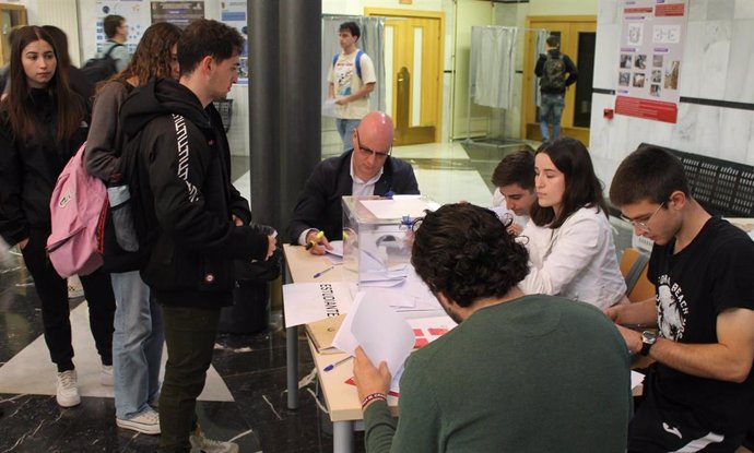 Más de 12.000 personas de la comunidad universitaria están llamados a votar en las elecciones al Rectorado de la Universidad de León.