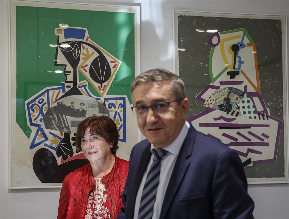 Archivo - El conseller de Educación, Universidades y Empleo, José Antonio Rovira, y la presidenta de la Acadmia Valenciana de la Llengua, Vernica Cantó, en imagen de archivo.