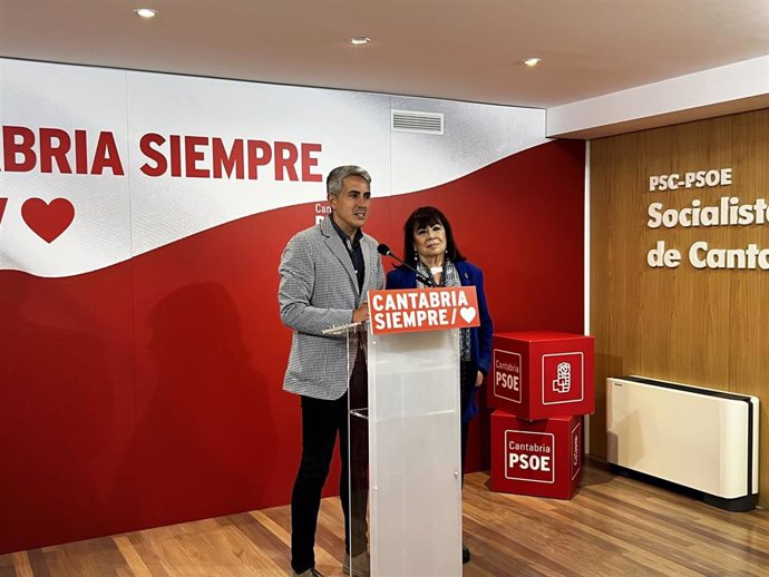 El secretario general del PSC-PSOE, Pablo Zuloaga, y la presidenta del PSOE y diputada nacional, Cristina Narbona