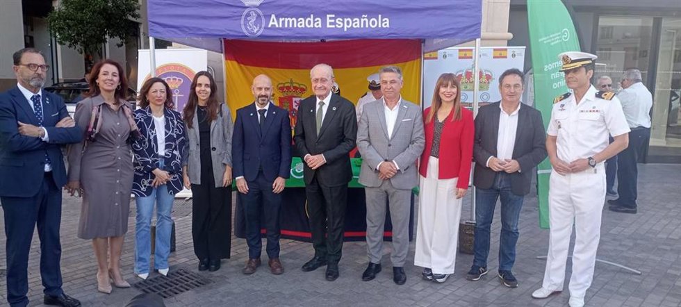 Autoridades y responsables de la Asociación Española contra el Cáncer (AECC) en Málaga en un momento de la cuestación.