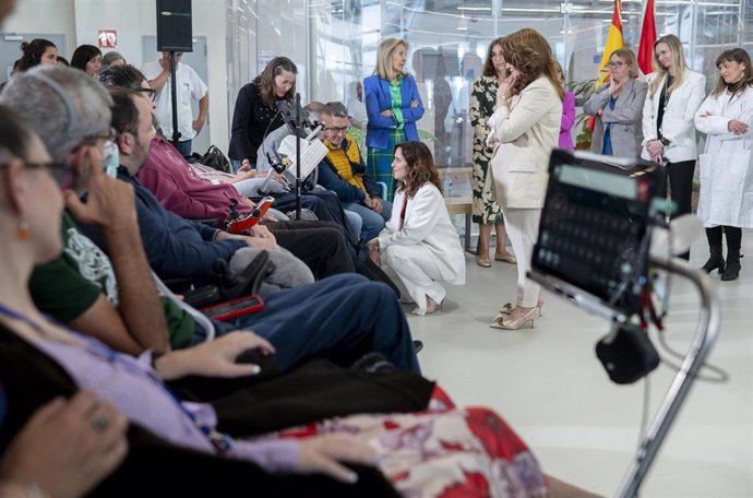 La presidenta de la Comunidad de Madrid, Isabel Díaz Ayuso, y la consejera de Sanidad, Fátima Matute, durante su visita al Centro Especializado de Atención Diurna para enfermos de Esclerosis Lateral Amiotrófica (ELA), en el Zendal, a 9 de mayo de 2024