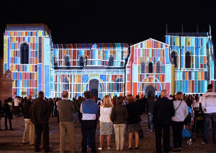 Proyección artística sobre la fachada de San Isidoro, que se retomará desde este próximo sábado.