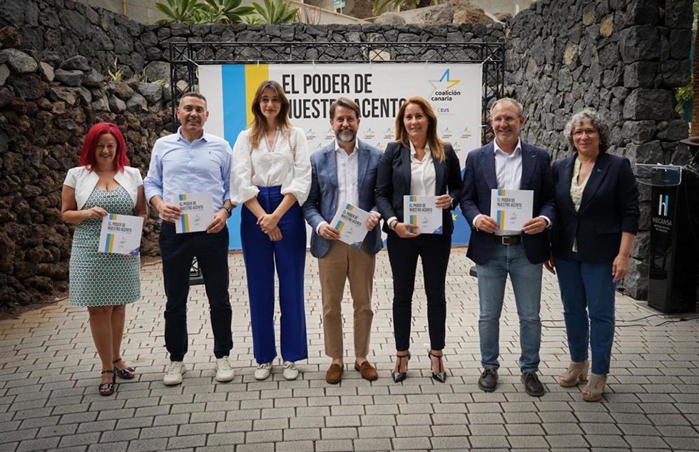 El candidato de CC a las Europeas, Carlos Alonso (c), con el manifiesto electoral