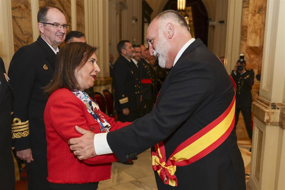 La ministra de Defensa, Margarita Robles, condecora al chef José Andrés Puerta.