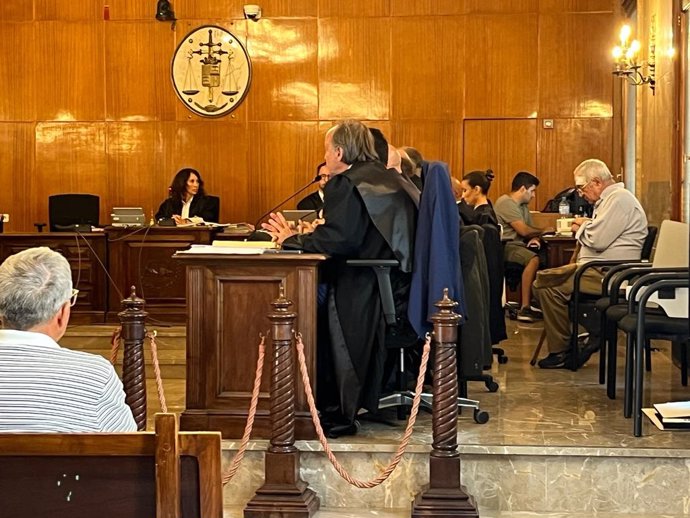 A la derecha, sentado tras los abogados y el fiscal, el anciano que mató a un ladrón que asaltó su casa en Porreres en 2018. A la izquierda, en el banquillo, uno de los acusados por participar en el robo.