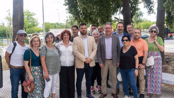 El secretario general del PSOE-A, Juan Espadas, en una visita a las obras del tranvibús en Sevilla.