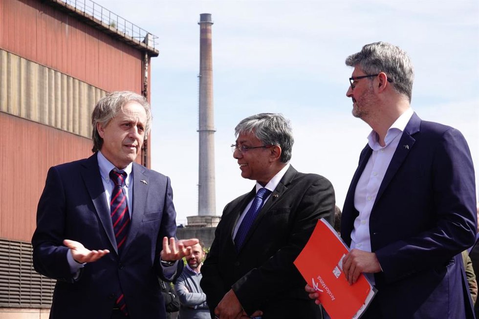 (De Izda A Dcha) El Presidente De Arcelormittal En España, José Manuel Arias, El CEO De Arcelormittal En Europa, Sanjay Samaddar, Y El CEO De Productos Largos De Asturias, Jordi Torné, En La Planta De Veriña (Gijón) Para Presentará La Acería Eléctrica.