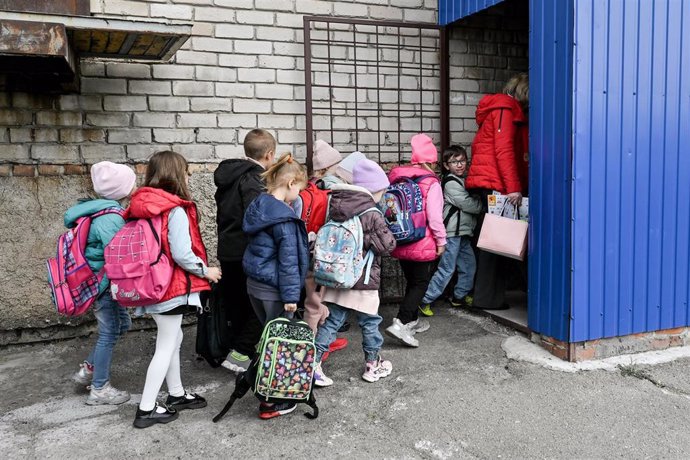 Un grupo de niños ucranianos asisten a una escuela en Zaporiyia.
