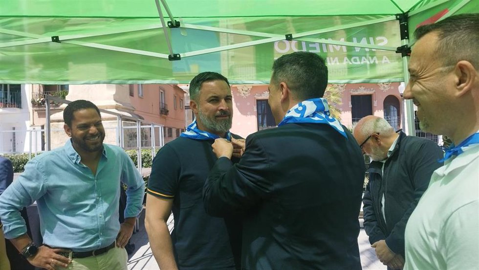 El líder de Vox, Santiago Abascal, se coloca el pañuelo de la Festa Major de Badalona (Barcelona) antes de atender a los medios