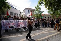 Unas 120 personas se manifiestan en Granada con banderas palestinas por la ruptura de relaciones de la UGR con Israel