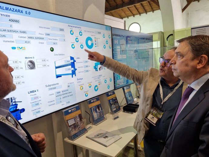 El ministro de Agricultura, Pesca y Alimentación, Luis Planas, en la Feria del Olivo de Montoro.