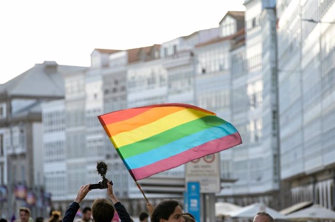 Archivo - Una bandera del colectivo LGTBI+ durante una manifestación