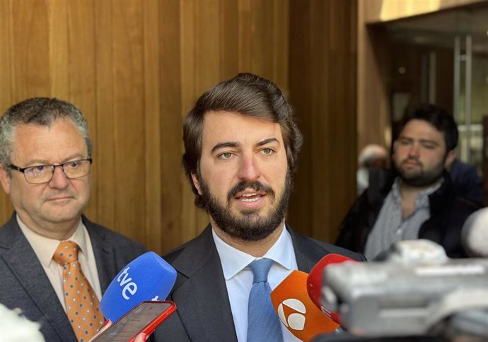 El vicepresidente de la Junta de Castilla y León, Juan García-Gallardo, atiende a los medios antes de participar en la entrega de premios del I Campeonato de Tapas de Legumbres en la Escuela Internacional de Cocina.