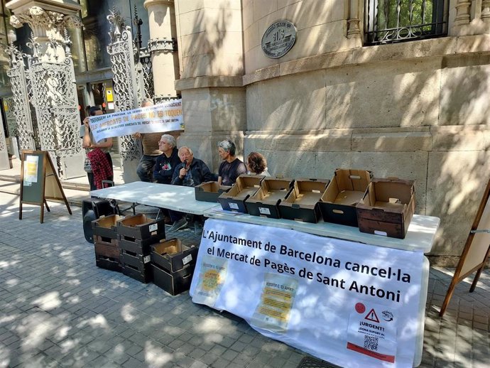 Representantes de entidades agricultoras delante de la sede del Distrito de l'Eixample de Barcelona este jueves.