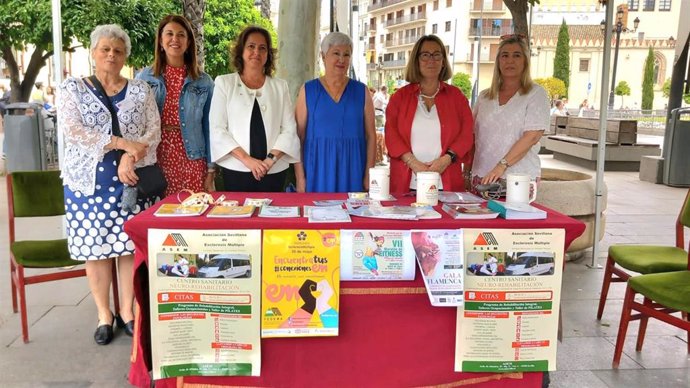 La consejera de Salud, Catalina García, ha participado en el punto informativo ubicado por la Asociación Sevillana de Esclerosis Múltiple (ASEM) en el Paseo del Cristina en Sevilla.