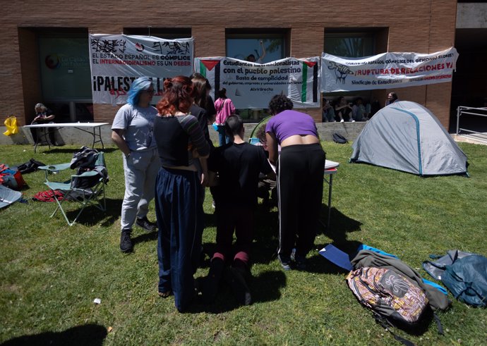 Varios estudiantes hacen una acampada para mostrar su apoyo al pueblo palestino y exigir el fin del conflicto en Gaza, en las inmediaciones de la Casa de Estudiantes de la Universidad Complutense, a 7 de mayo de 2024, en Madrid (España).