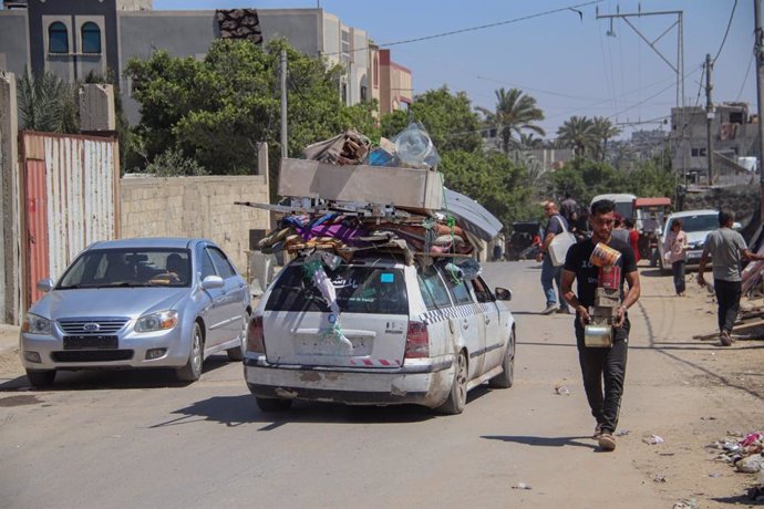 Palestinos huyen de Rafá tras la orden de evacuación formulada por el Ejército de Israel para los barrios orientales de la ciudad, en la frontera entre la Franja de Gaza y Egipto (archivo)