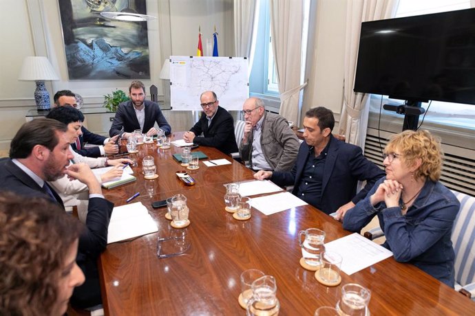 Imagen de la reunión entre el ministro de Transportes y la delegación de CCOO para analizar el corredor de cercanías