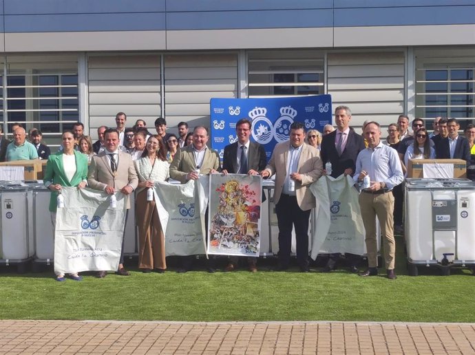 Acto de distribución de más de 8.000 botellas de aluminio reutilizables entre las 16 hermandades de El Rocío de la provincia de Huelva.