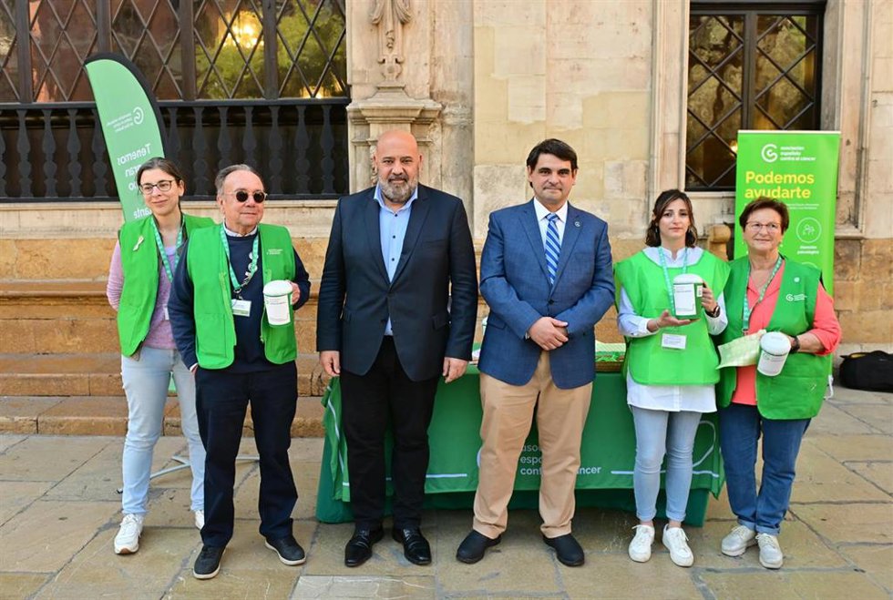 El alcalde de Palma, Jaime Martínez, en la mesa de cuestación de la aecc